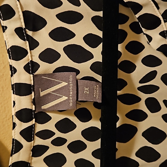 Sleeveless Black and White Top - Picture 2 of 3